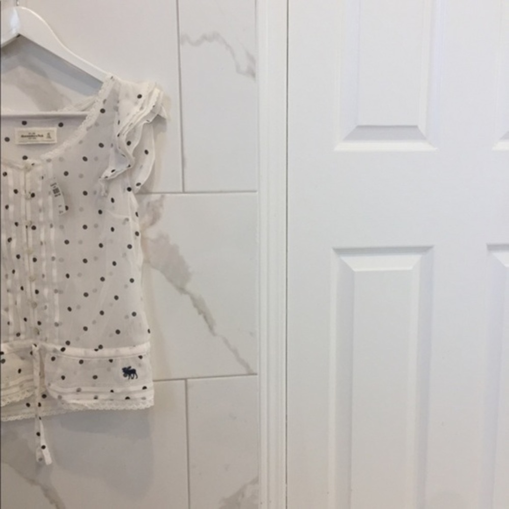 New Abercrombie | Cute Frills & Pokadot Top - Picture 4 of 15